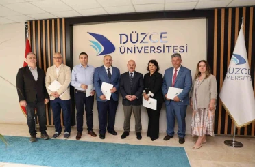 Başarı belgelerini Rektörün elinden aldılar 