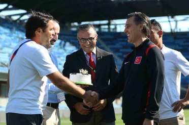 Basın mensuplarından Montella’ya doğum günü sürprizi 