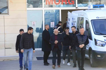 Başından vurulmuş halde eşi tarafından hastaneye götürülen kadın hayatını kaybetti