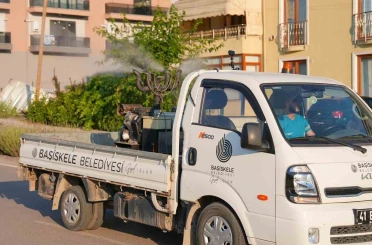 Başiskele’de sinek ve haşerelere karşı ilaçlama çalışmaları sürüyor 