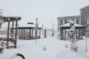 Başkale’de kar yağışı 
