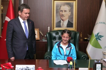 Başkan Aydın koltuğu çocuklara bıraktı 