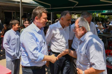 Başkan Aydın vatandaşlarla sahada omuz omuza 