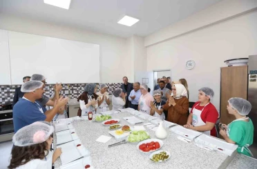 Başkan Büyükkılıç, Engelsiz Yaşam Merkezi’nde özel çocuklarla birlikte hamburger yaptı 