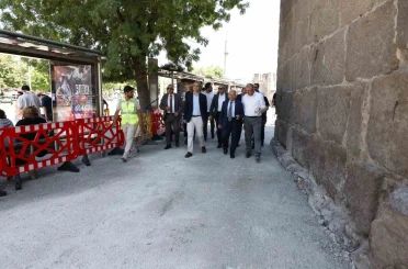Başkan Büyükkılıç’tan Cumhuriyet Meydanı’ndaki büyük dönüşüme yakın takip 