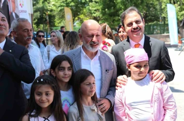 Başkan Çolakbayrakdar, karne sevinci yaşayan öğrencileri tebrik etti 