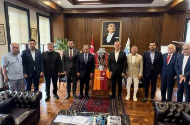 Başkan Dursun Özbek, Büyükçekmece’de Şampiyonlar Anıtı’na Galatasaray bayrağını çekti 
