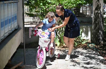 Başkan Dutlulu, minik Mina’nın bisiklet hayalini gerçekleştirdi 