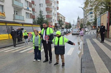 Başkan Ekinci, gönüllü öğrencilerle trafik kurallarına dikkat çekti 