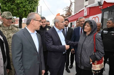 Başkan Er, deprem sonrası sahada çalışmaları inceledi, vatandaşlarla bir araya geldi 