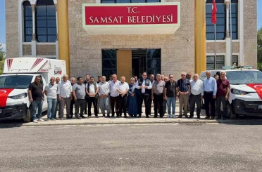 Başkan Fırat, iki aracı şahsi bütçesi ile alarak belediyeye hibe etti 