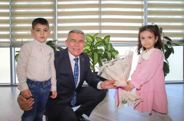 Başkan Güler, koltuğunu minik öğrencilere devretti 