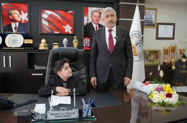 Başkan Hallaç, koltuğunu 10 yaşındaki Ebubekir’e devretti 