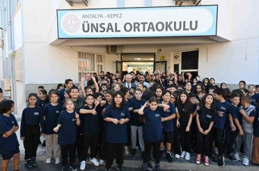Başkan Kocagöz çeşme talebini yerine getirdi, öğrencilerle birlikte fidan dikti 