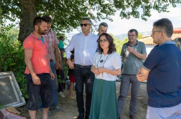 Başkan Köksal Aras yangında evleri zarar gören aileyi ziyaret etti 