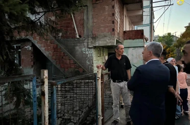 Başkan Ömeroğlu yangın mağduru aileyi yalnız bırakmadı 