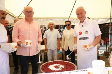 Başkan Özçelik kazanın başına geçip vatandaşlara aşure ikram etti 