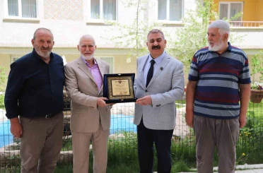Başkan Sunar’dan çevre duyarlılığına "Örnek Site" plaketi 