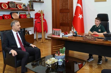 Başkan Toptaş, 23 Nisan’da koltuğunu minik Halil’e devretti 