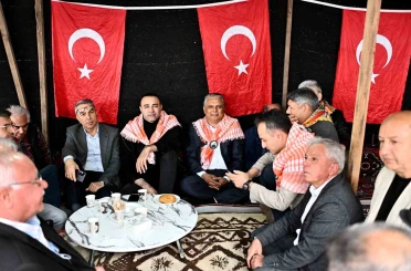 Başkan Uysal, yörüklerle bir araya geldi tuluk başına geçip keşkek dövdü 