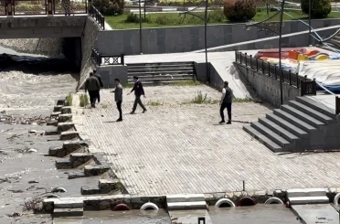 Başkan Yazıcıoğlu akıntıyla gelen ağaç parçalarını kendi elleriyle topladı 