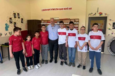 Başkan Yıldız sözünü tuttu öğrencilere milli forma hediye etti 