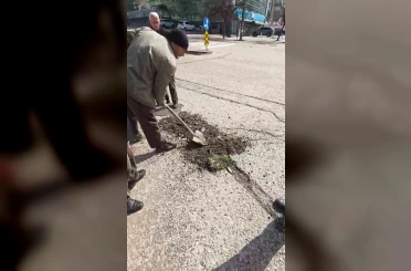 Başkentte belediyeden umudu kesen vatandaşlar köstebek yuvasına dönen yolları kendileri onardı 
