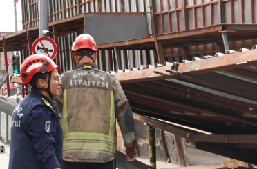 Başkent’te yıkım sırasında platform yola çöktü: 3 yaralı 