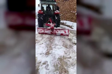 Batman’da muhtar, yolun kapanmaması için traktörle kar birikintilerini temizledi 