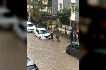 Batman’da yağış cadde ve sokakları göle çevirdi, vatandaş rögarları kendi imkanlarıyla açtı 