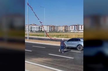 Batmanlı işçi yerdeki Türk bayrağını alıp, boyunun yettiği en yüksek noktaya astı 