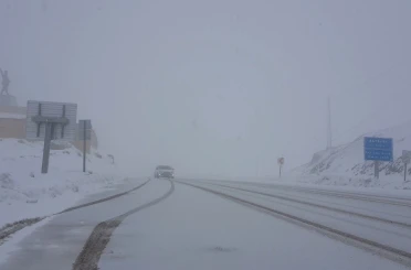 Bayburt-Erzurum kara yolunda mayıs ayında kar yağışı 