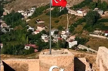 Bayburt Kalesi’nde Türk Bayrağı yenilendi
