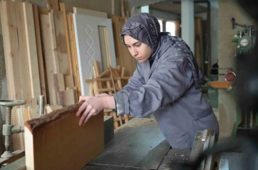 Bayburtlu genç kız mesleki eğitimle marangozluğa adım attı: Ahşaba şekil vererek zanaat öğreniyor 