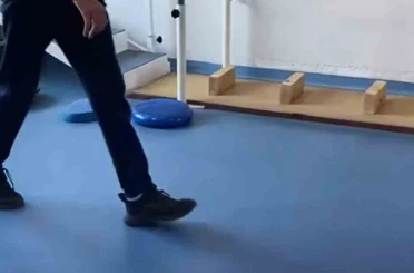 Bayburt’ta 7 yıldır parmak ucunda yürüyen çocuk özel tedavi programıyla normal yürüyüşüne kavuştu 