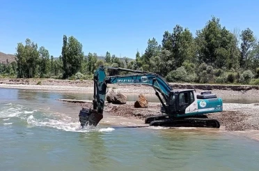 Bayburt’ta dere ve sulama kanallarında temizlik çalışmaları sürüyor 