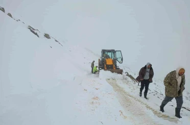Bayburt’ta kar ve fırtına çobanı yaylada yakaladı: Sürüsüyle fırtınada mahsur kalan çoban kurtarıldı 
