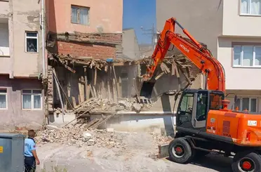 Bayburt’ta metruk binalar yıkılıyor
