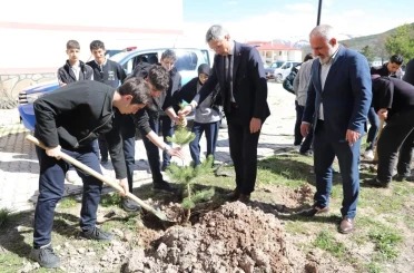 Bayburt’ta öğrenciler fidanları toprakla buluşturdu 