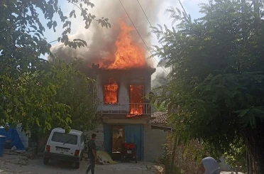 Bayındır’da iki katlı ev yanarak kül oldu 