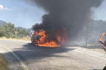 Bayındır’da seyir halindeki araç alev aldı 