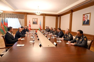Baykar Yönetim Kurulu Başkanı Bayraktar, Azerbaycan Savunma Bakanı Hasanov’la görüştü 
