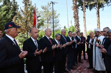 Bayram arifesinde şehitlik ziyaret edildi 