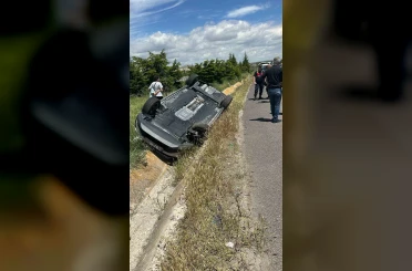 Bayram tatili dönüşünde kaza yapan 2 araç refüje düştü 