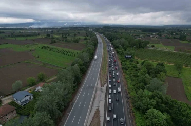 Bayram tatilinin ilk sabahında Sakarya geçişinde trafik durma noktasına geldi 