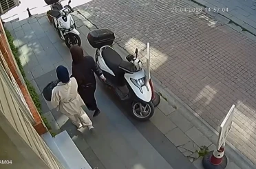 Bayrampaşa’da 7 milyonluk ziynet eşyasının bulunduğu kasayı torbaya koyup çalan iki kadın kamerada 