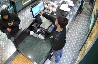 Bayrampaşa’da önce tatlı yedi, sonra hesabı ödemeden giderken iş yeri sahibini tehdit etti 