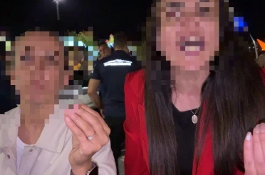 Bebeğini arabada unuttu, hıncını gazetecilerden çıkardı 