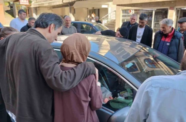 Bebek arabada kilitli kaldı; genç anne büyük korku yaşadı 