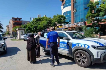Belçika’dan gelen yaşlı çift yolunu kaybetti, zabıta yardıma koştu 